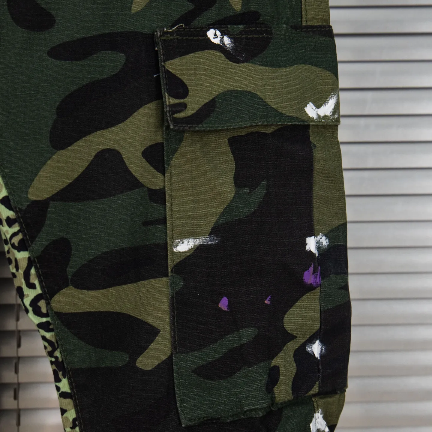 P250 Chrome Hearts Gallery 2025 new camouflage stitching multi-pocket couple bootcut jeans are a hot trend this season and are sought after by countless celebrities and fashionistas. The neat details of the cutting process add color to the playful fashion! The neat and meticulous design, and the well-fitting structure is unique. The upper body not only has outstanding recognition, but also looks younger and younger. A style with the ultimate wearing meaning and performance, gorgeous color matching, and the craftsmanship of this style is also extremely extraordinary. After the finished product is washed, it is disassembled and hand-made with sheepskin cross leather and then spliced ​​together to complete. The whole piece has too many craftsmanship to describe. It is decorated with patchwork cross flowers and high-waisted washed jeans! ! Absolutely high-end luxury product, a god-level single product, a super popular product, made by top heavy industry, a magic weapon that cannot be missed to hit the streets. Style number: 1846 Size: 28 30 32 34 36 Color: camouflage